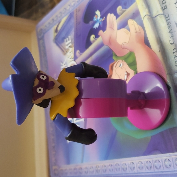 Disney Hunchback of NotreDame book and McDonald's toys - Picture 8 of 16